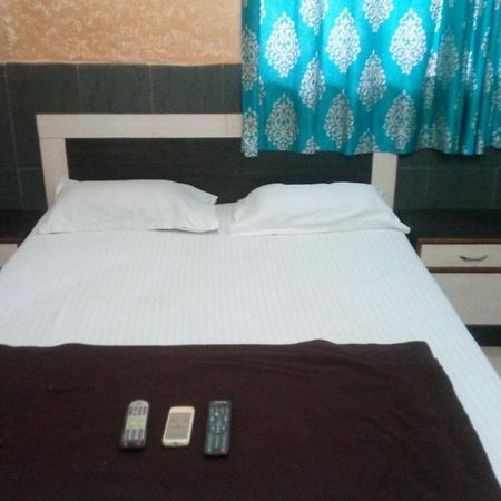 Hotel Sarang Lodge Panvel Kültér fotó