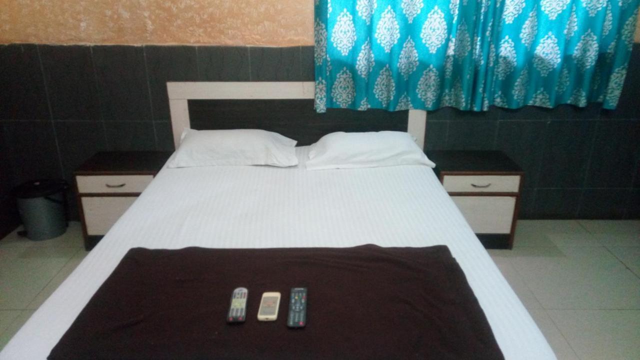 Hotel Sarang Lodge Panvel Kültér fotó
