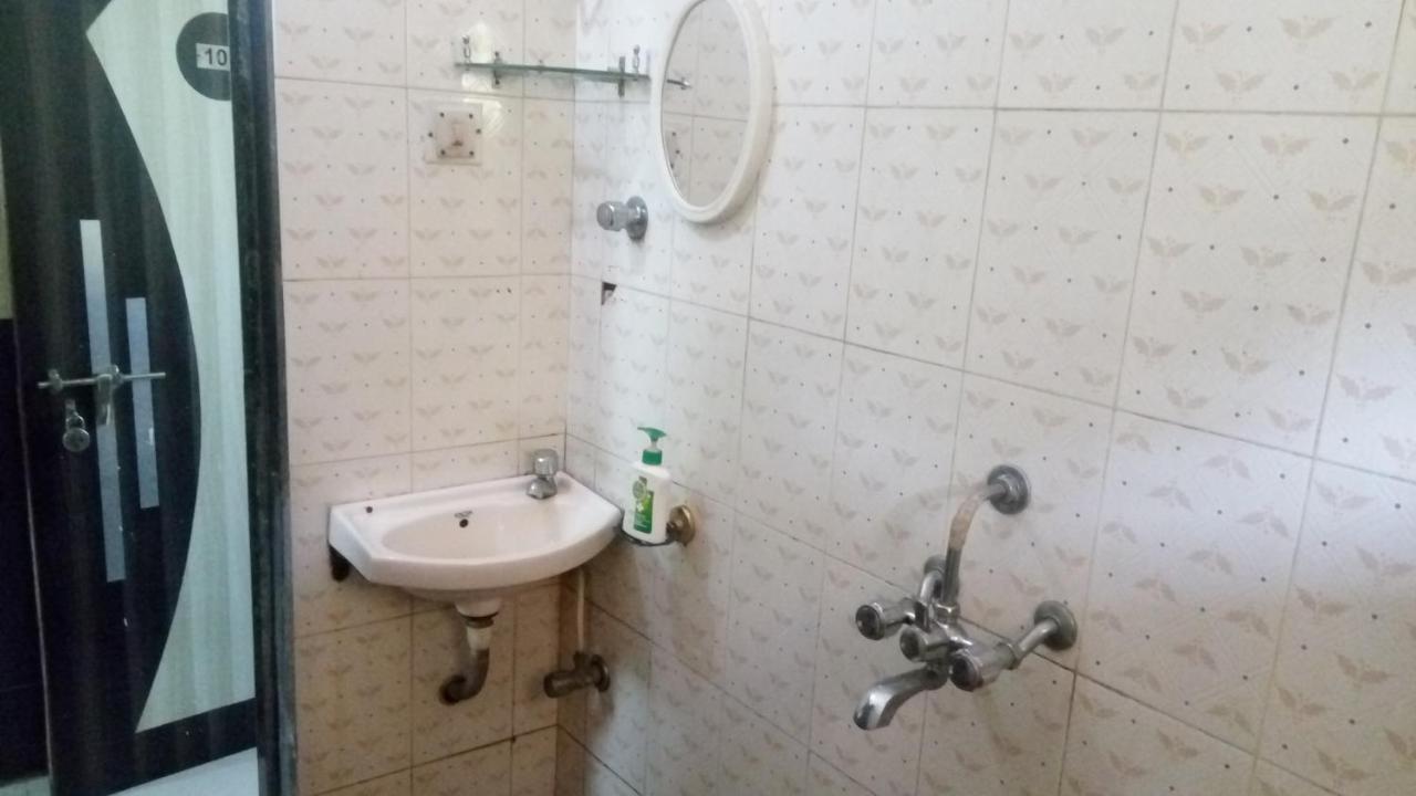 Hotel Sarang Lodge Panvel Kültér fotó